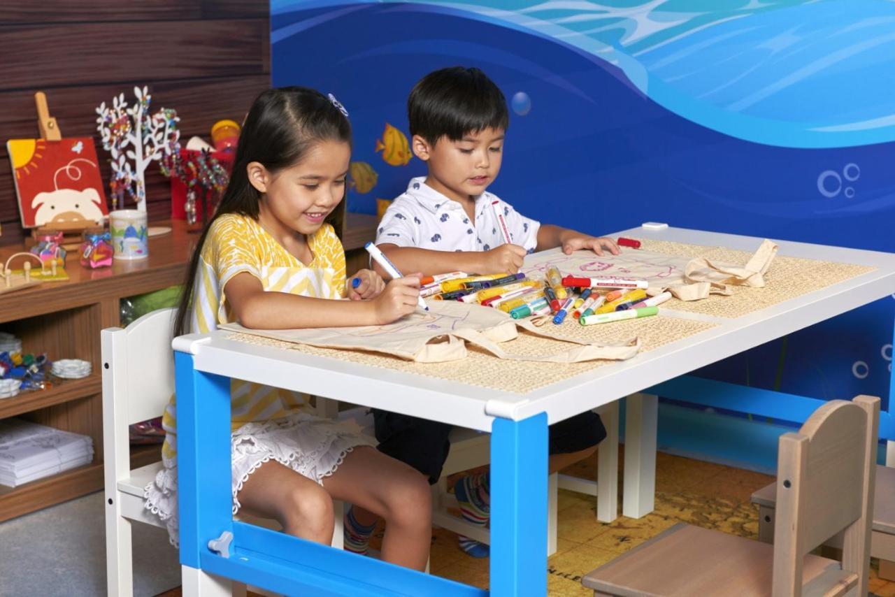Hong Kong Gold Coast Hotel Екстер'єр фото Children playing with toys