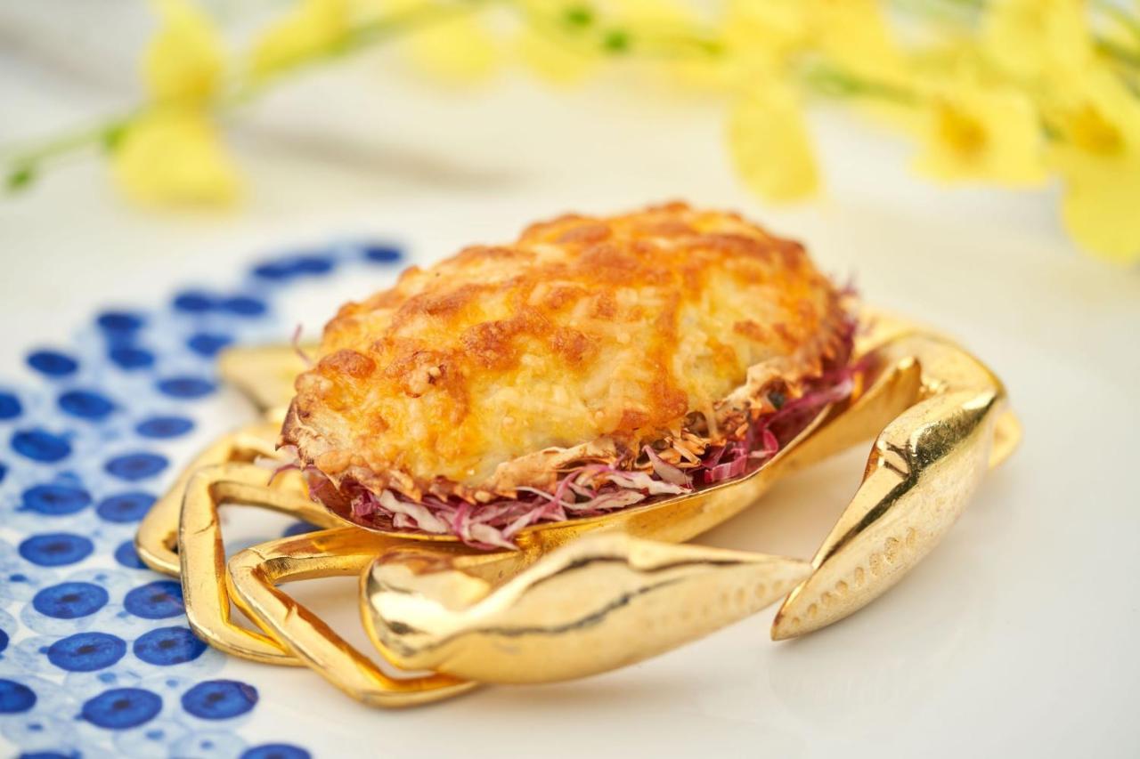 Hong Kong Gold Coast Hotel Екстер'єр фото A crab-shaped crab cake