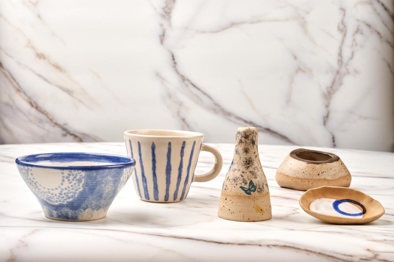 Hong Kong Gold Coast Hotel Екстер'єр фото Ceramic tableware