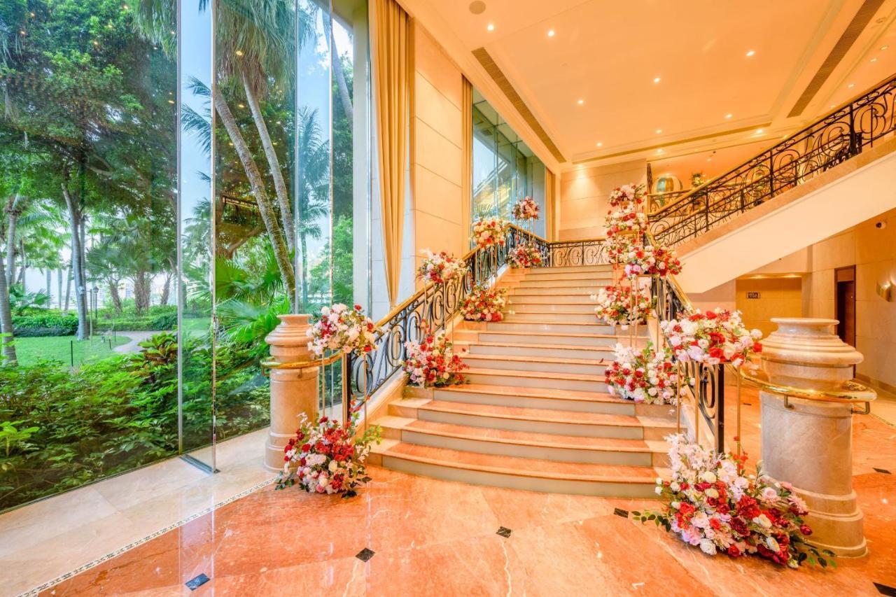 Hong Kong Gold Coast Hotel Екстер'єр фото The staircase at the lobby
