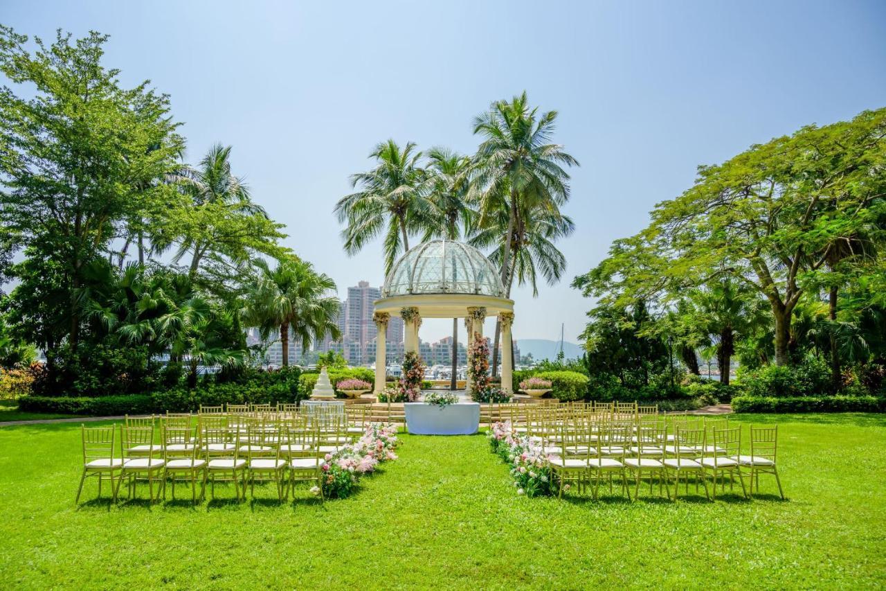 Hong Kong Gold Coast Hotel Екстер'єр фото The lawn at the Hong Kong Club