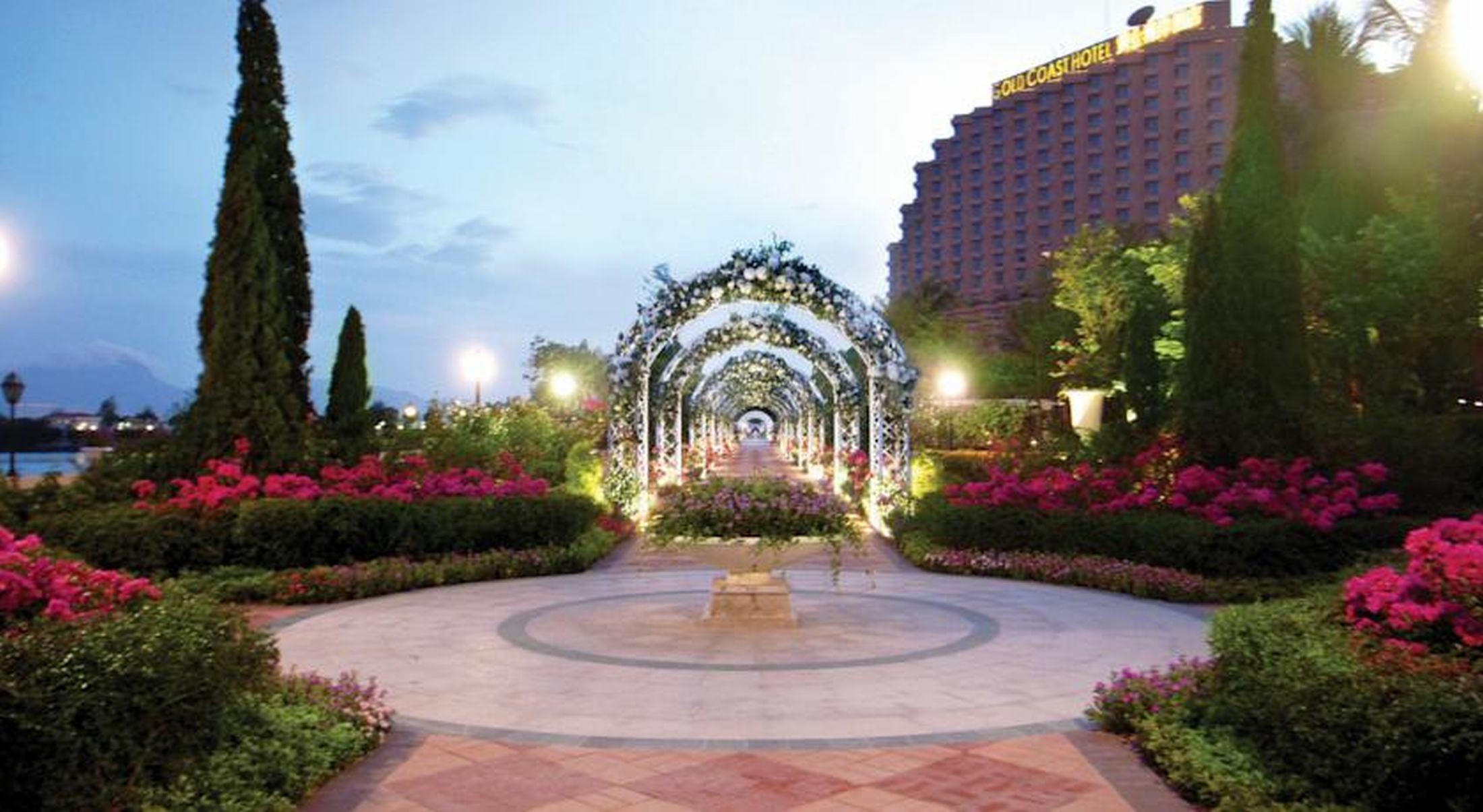 Hong Kong Gold Coast Hotel Екстер'єр фото Rose Garden