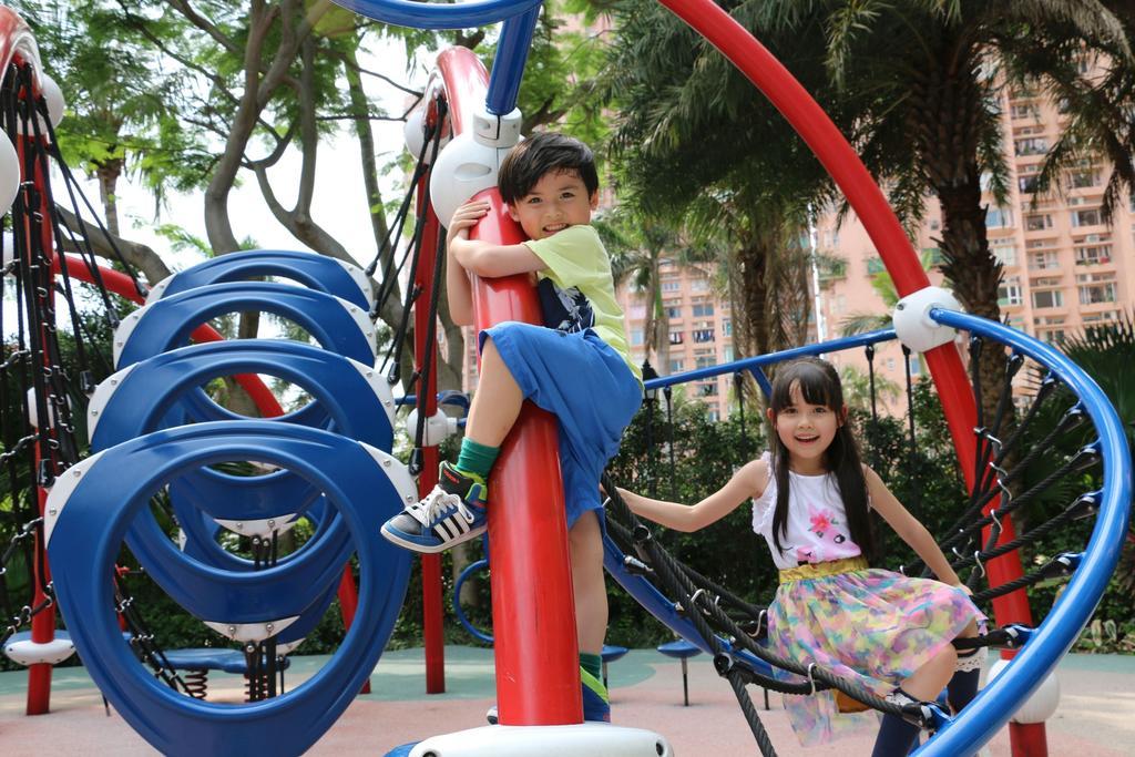 Hong Kong Gold Coast Hotel Екстер'єр фото Children playing on a climbing frame