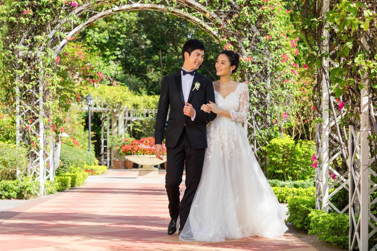 Hong Kong Gold Coast Hotel Екстер'єр фото Wedding in the Rose Garden